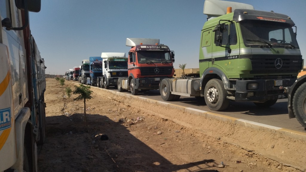 200 شاحنة تتكدس لليوم الثالث على التوالي انتظارا للوقود في هيت / صور