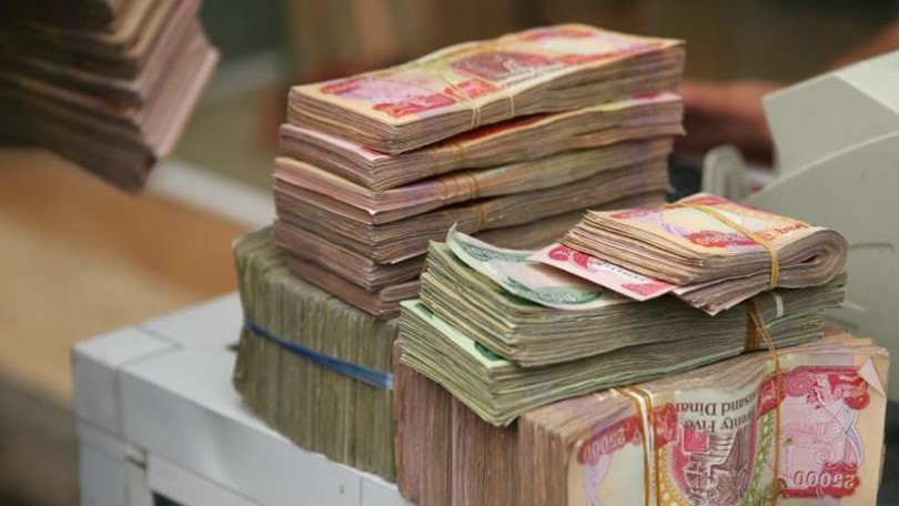 خبير يفند مقولة كفاية احتياطي العراق لتمويل الرواتب 10 أشهر: سينهار الدينار