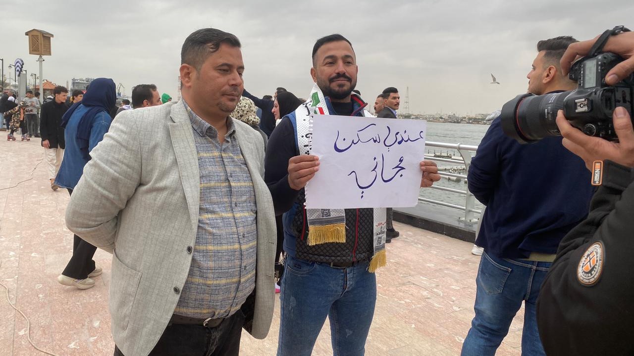 خليجي 25 في البصرة.. لافتات “سكن مجاني” تغزو كورنيش شط العرب