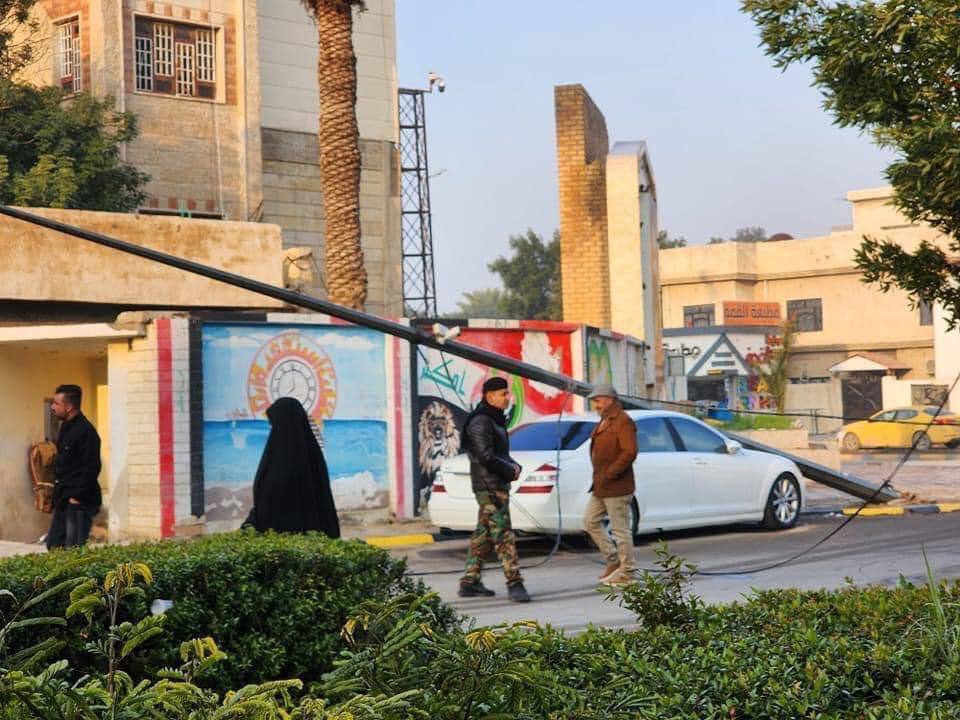 صورة: عمود كهرباء يسقط فوق “مرسيدس” مسؤول في واسط