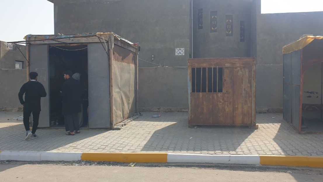 صور: “مخاتير” المثنى يعملون داخل “كرفانات حديدية” ويحلمون بالتوظيف