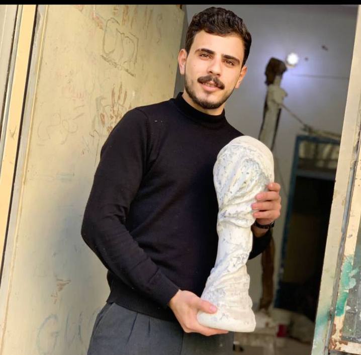 صور: فنان من أبو غريب يحيي البصرة بمنحوتة من حديد وصلصال