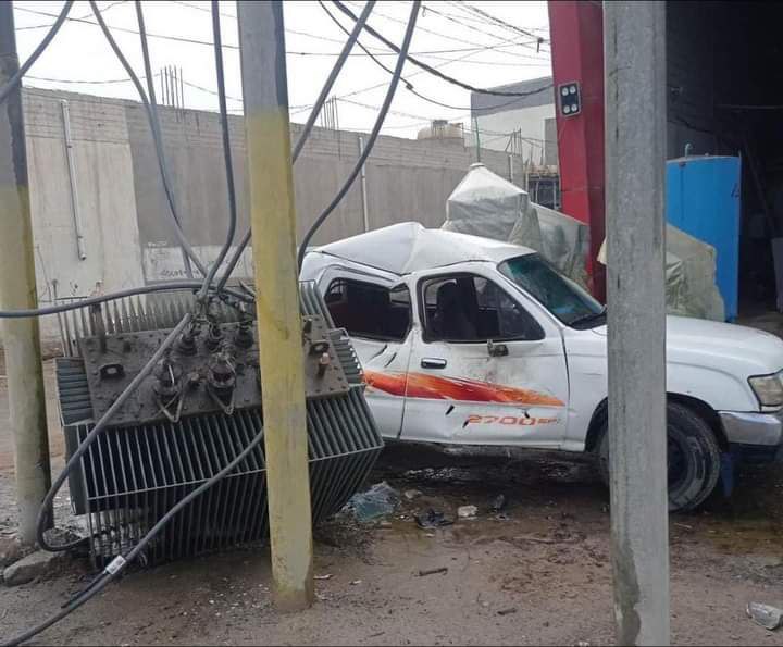 صور: سقوط برج إنترنت ومحولة كهربائية على سيارتين في النجف