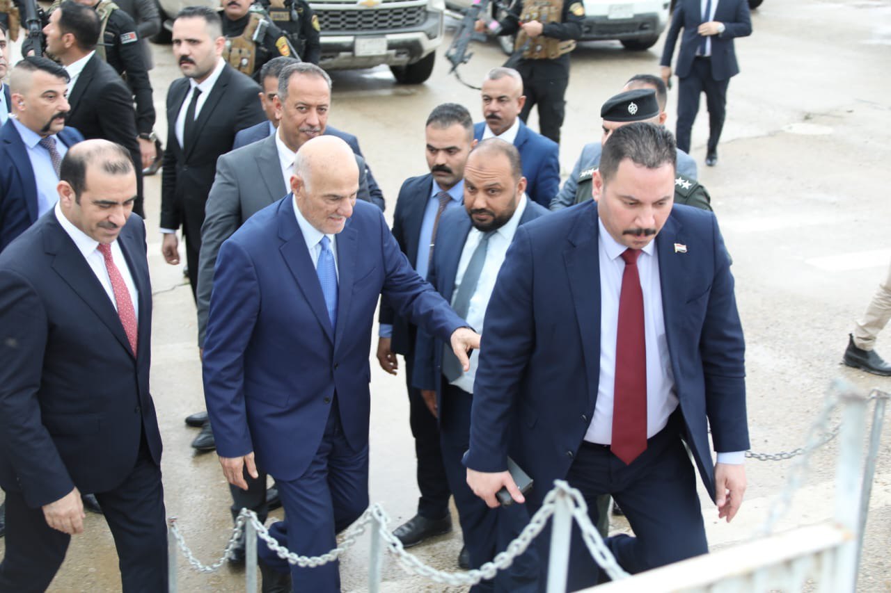 بعد موجة أمطار غزيرة.. وزير الموارد المائية يتفقد سد حديثة