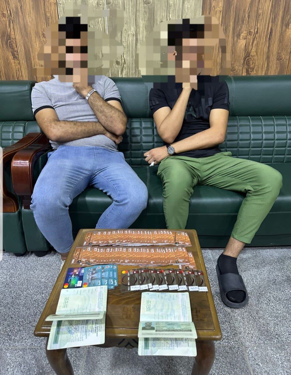 تهريب الدولار بالفيزا كارد مستمر.. اعتقال شخصين في معبر القائم بحوزتهما 97 بطاقة