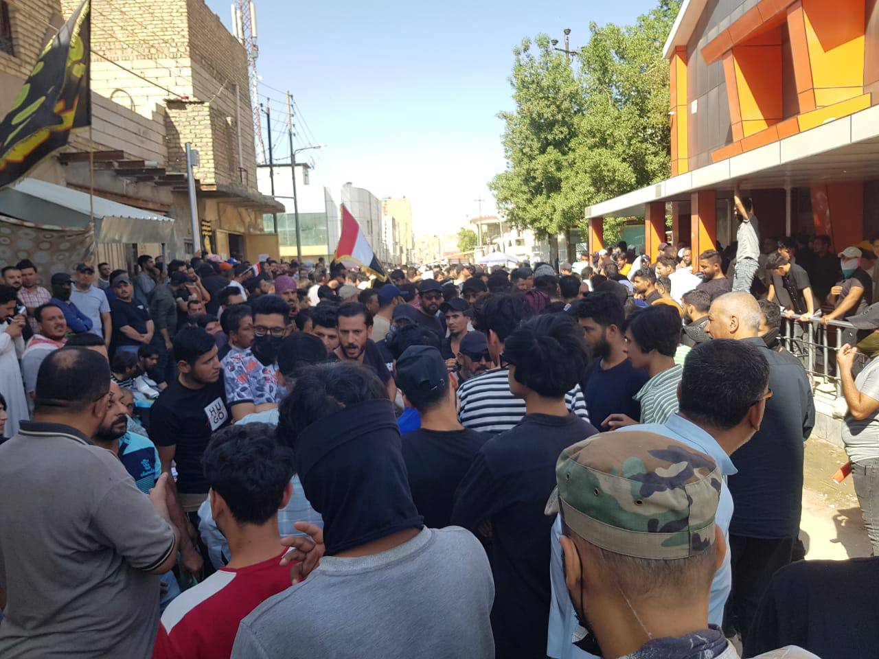 متى توزعون الأراضي؟ عشرات العمال يتظاهرون في الناصرية أمام مقر البلدية (صورة)