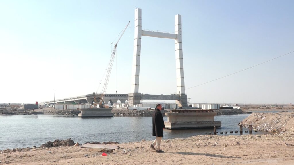 صور: جسر معلق يقودك من مطار البصرة مباشرةً إلى المدينة الرياضية.. الإنجاز 80%