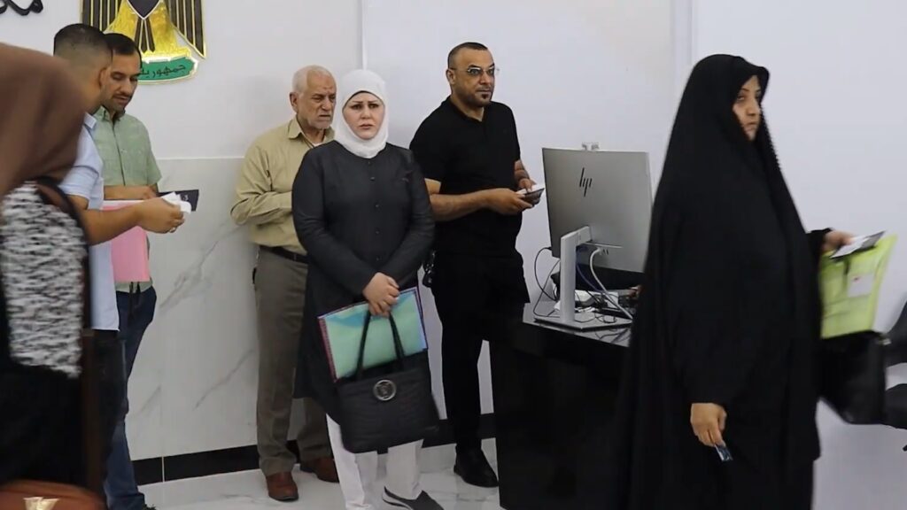 صور: البصرة تصدر 700 جواز إلكتروني يومياً ..العمل بشفتين حتى 9 ليلاً