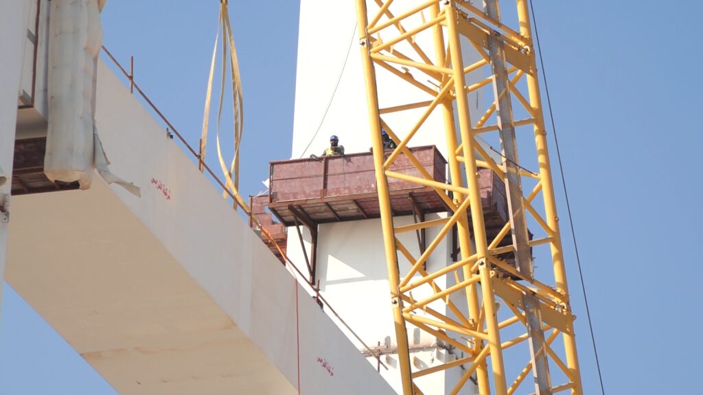 صور: جسر معلق يقودك من مطار البصرة مباشرةً إلى المدينة الرياضية.. الإنجاز 80%