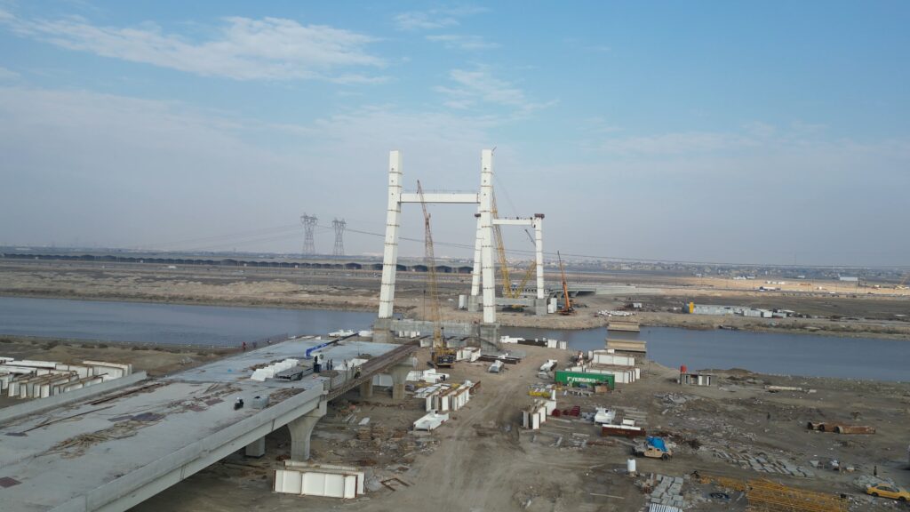 صور: جسر معلق يقودك من مطار البصرة مباشرةً إلى المدينة الرياضية.. الإنجاز 80%