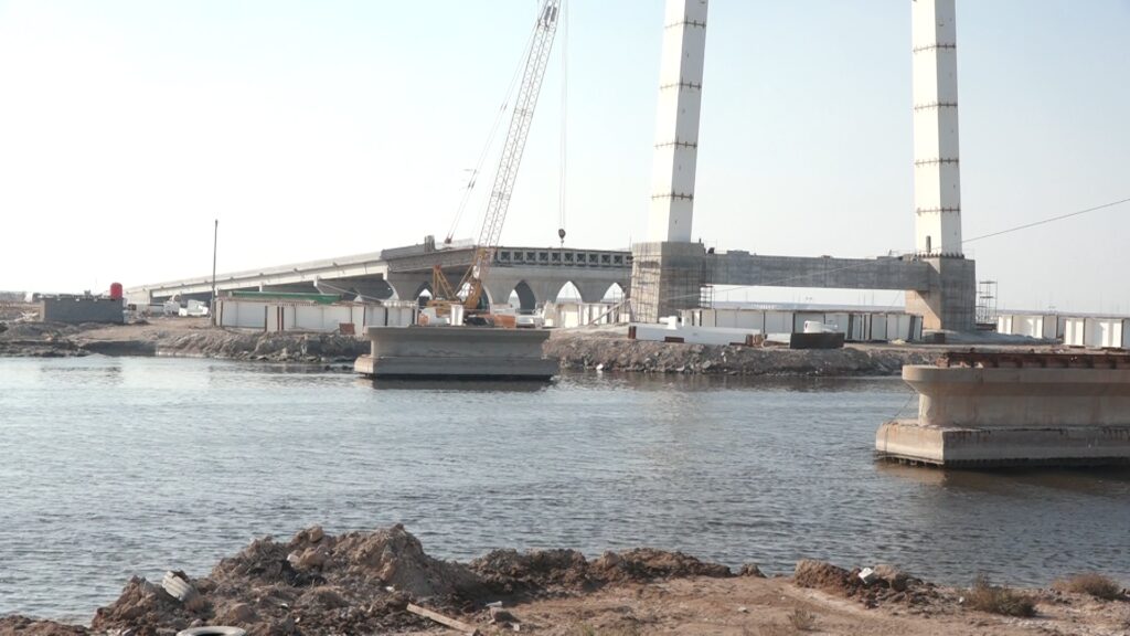 صور: جسر معلق يقودك من مطار البصرة مباشرةً إلى المدينة الرياضية.. الإنجاز 80%