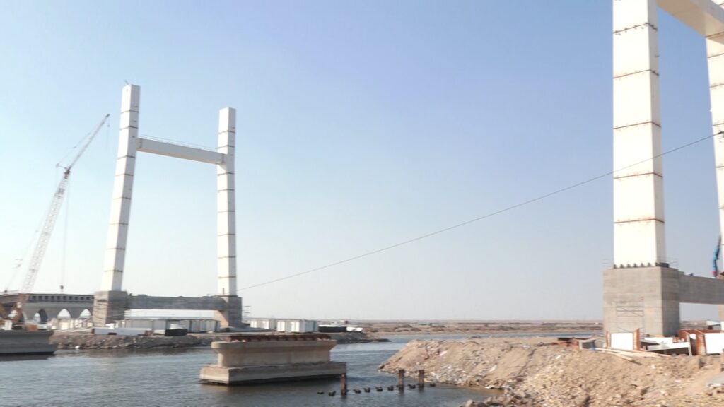 صور: جسر معلق يقودك من مطار البصرة مباشرةً إلى المدينة الرياضية.. الإنجاز 80%