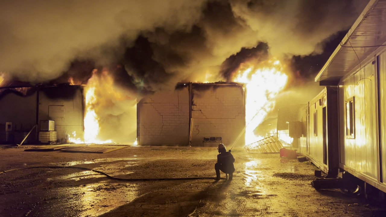 فيديو: النيران تشتعل في 8 مخازن للمواد البلاستيكية على طريق كركوك - أربيل