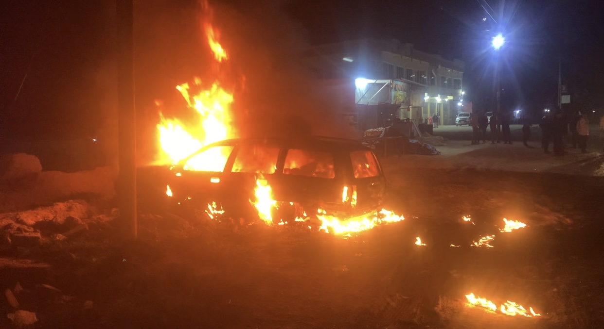 صور: احتراق سيارة “أوميكا” وإصابة شخصين بعد اصطدامها بـ”كورلا” شمالي سنجار