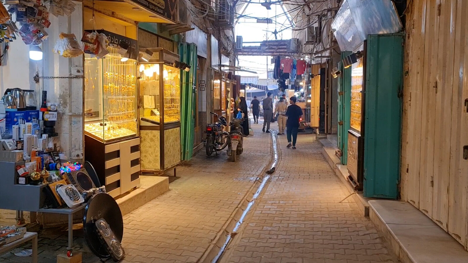 بعد سقوط صدام.. تجار سوق الرميثة تركوا التمّن وانتقلوا إلى الذهب (فيديو)