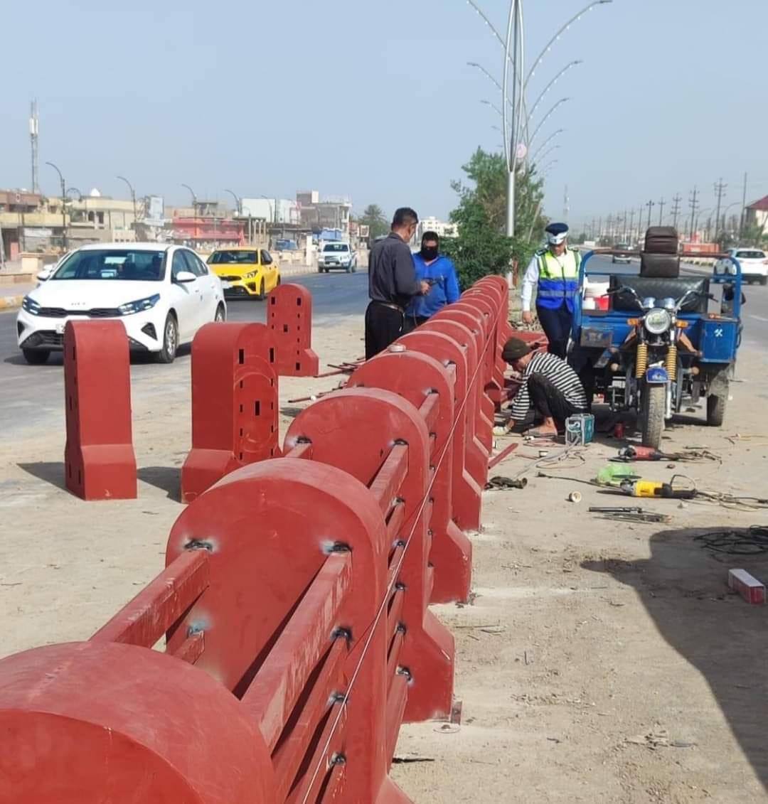 لمنع حوادث الدراجات.. الكوت تنصب سياجاً حديدياً عند مدخلها الشمالي مع بغداد