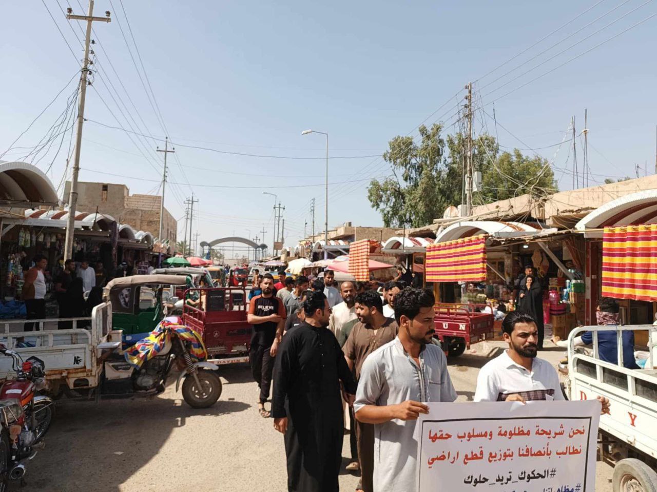 العاطلون عن العمل يريدون قطع أراض هذه المرة.. تظاهرة أمام بلدية الفهود (فيديو)