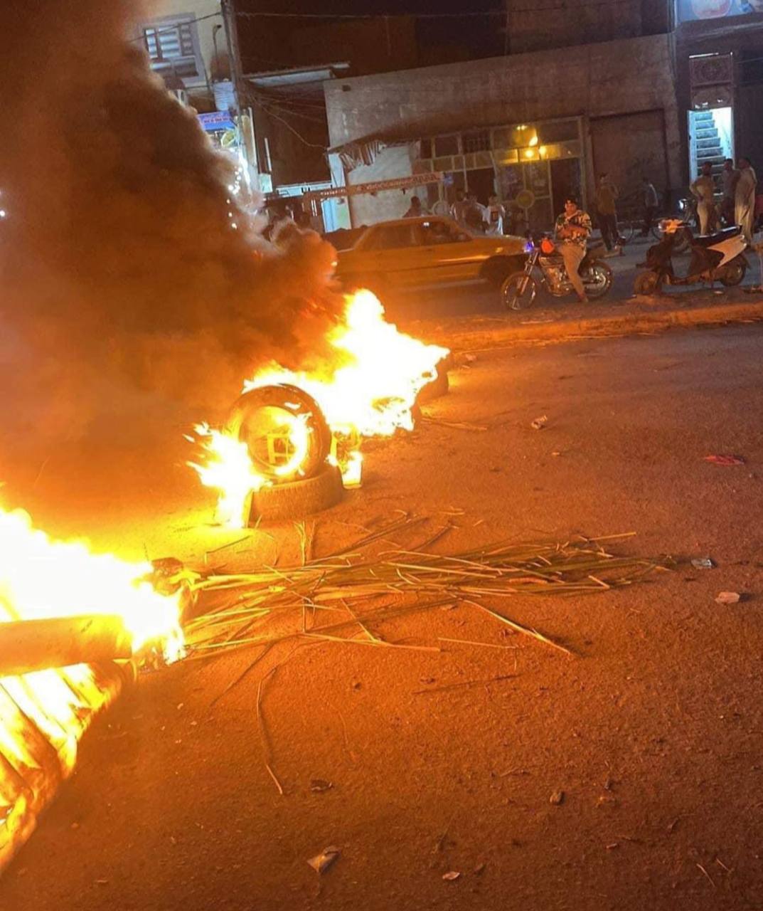 صور من النجف الآن: حرق إطارات وغلق شوارع في حي الشرطة احتجاجاً على انقطاع الكهرباء