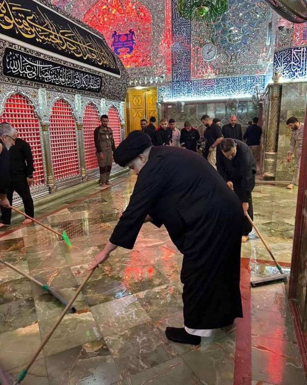صورة: الصدر يشارك في غسل العتبة العلوية