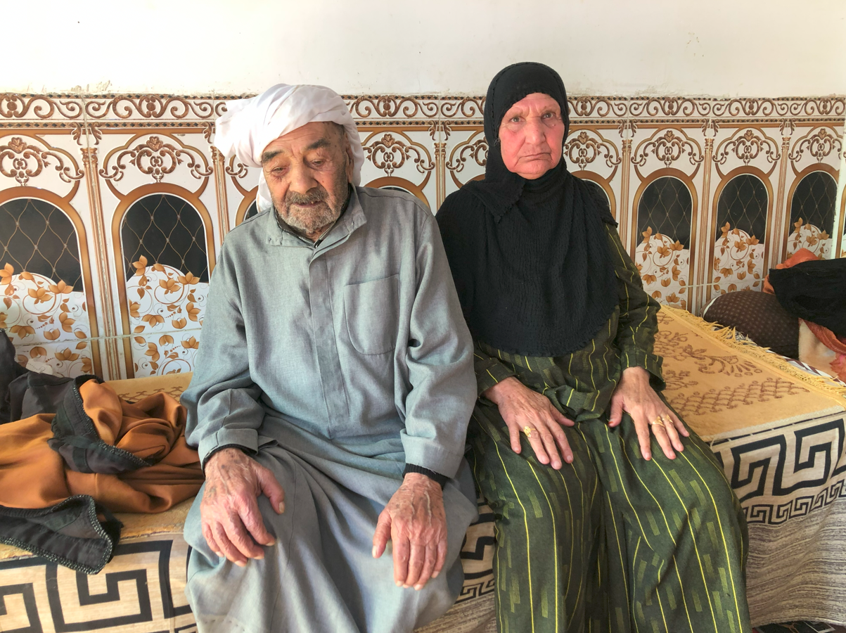 أتمنى السلام لسامراء.. أولاد المعمّر “جاسم غربي” تفرقوا وبقيت بجانبه فضيلة