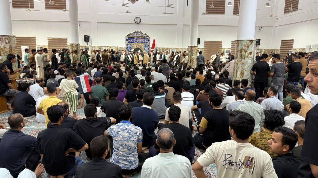 صور: عشائر المدينة تحتشد في جامع الزهراء بعد إزالة الشرطة لافتة إغلاق القائمقامية