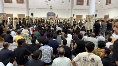 صور: عشائر المدينة تحتشد في جامع الزهراء بعد إزالة الشرطة لافتة إغلاق القائمقامية