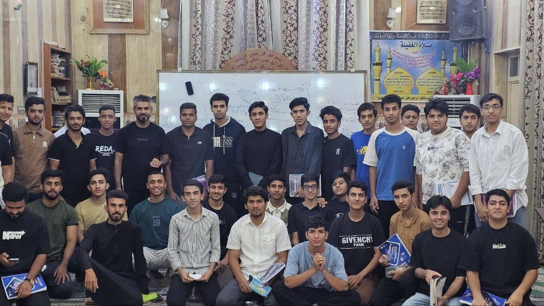 مدرس كيمياء ينقل محاضرات مدرسة “معطلة” إلى جامع في خور الزبير (صور)