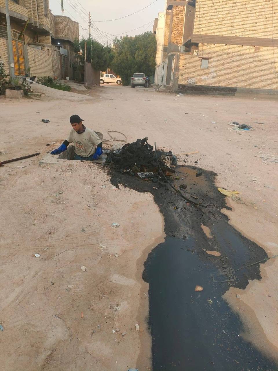 إطارات داخل المنهولات!.. مجاري كربلاء تنشر صوراً وتحذر من غرق الأحياء