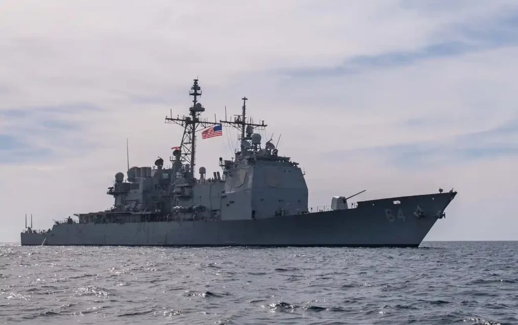 الحرس الثوري الإيراني يعلن إصابة سفينة دعم أميركية