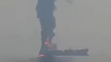 الحرس الثوري: ناقلة “آتن نوا” تحترق في هرمز بعد استهدافها بمسيّرتين