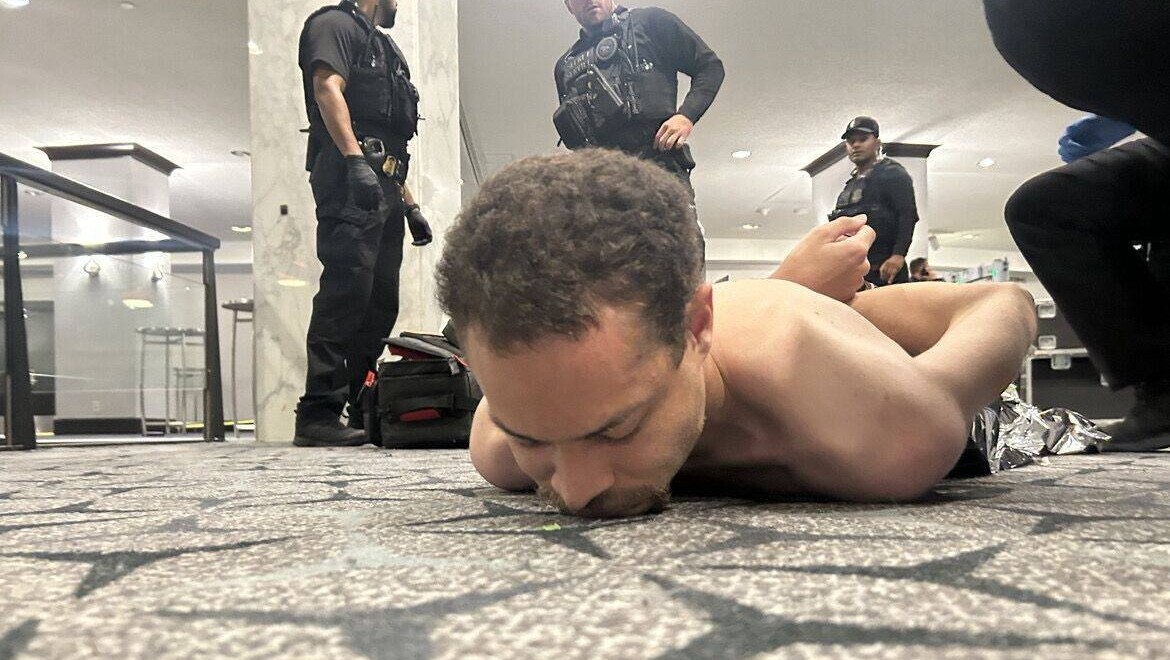 حرس الثورة وثق هلع أميركا ومهر غطت “المسرحية”.. لحظة تلقي إيران محاولة اغتيال ترامب