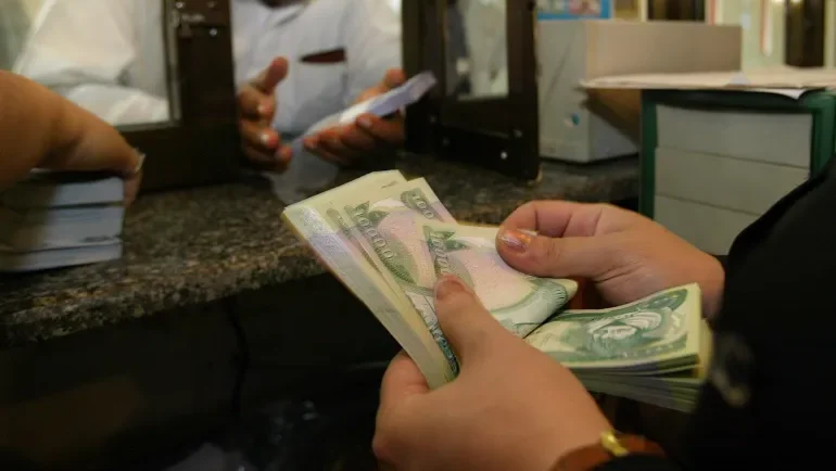قائمة صباحية بأسعار صرف الدولار من بغداد وأربيل والبصرة
