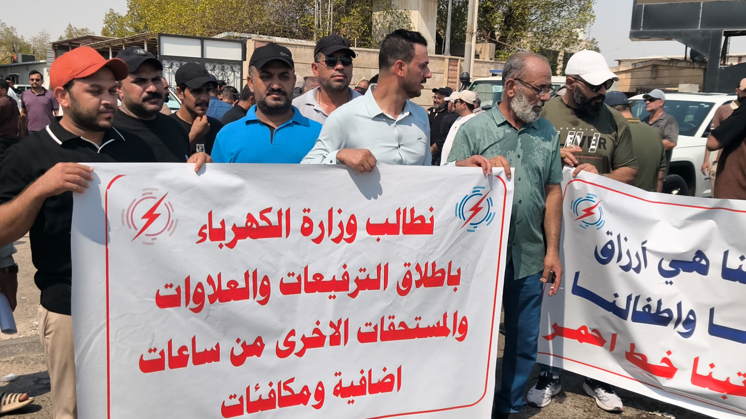 موظفو كهرباء البصرة يطالبون بالرواتب المتأخرة وقطع الأراضي وامتيازات جديدة