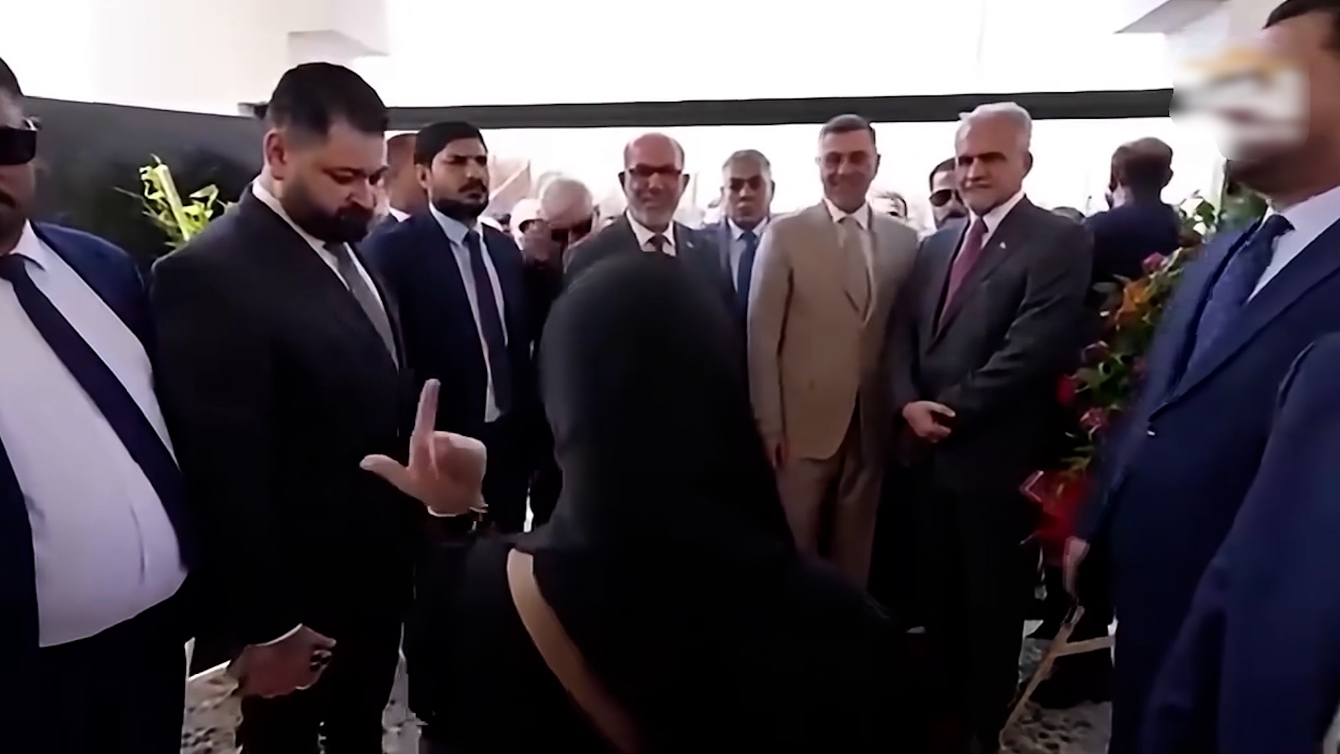 “لوما أخوتي داعش بطهران”.. بصراوية تفاجئ الوزير والمحافظ بأبيات تنتقد إيران