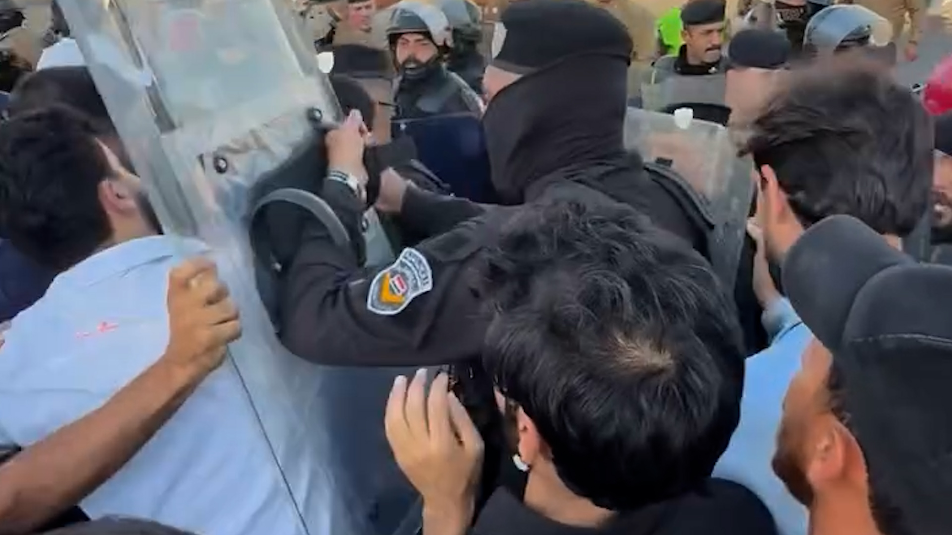 فيديو: صدامات بين الأمن وخريجي المهن الطبية المحتجين أمام وزارة الصحة