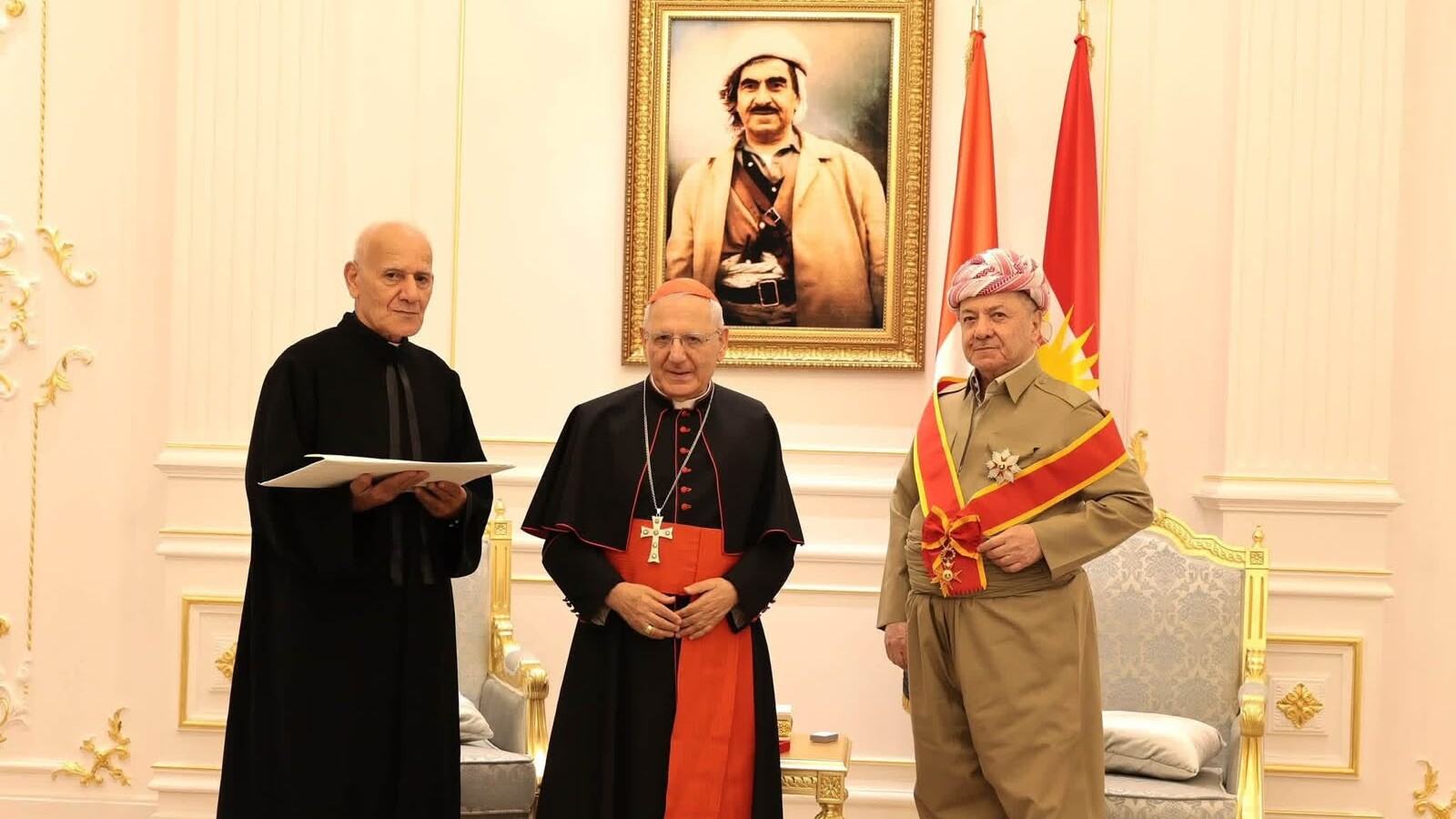 صور: بابا الفاتيكان يكرم البارزاني بوسام رفيع