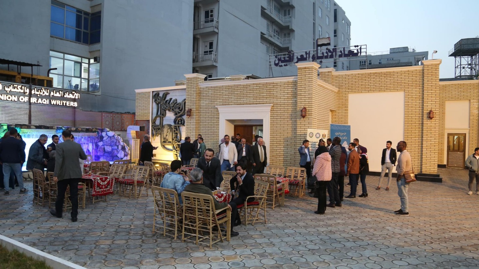 نوادي بغداد الليلة.. الحكومة “فاقت حملة صدام” وأغلقت نادي الأدباء 20 مرة