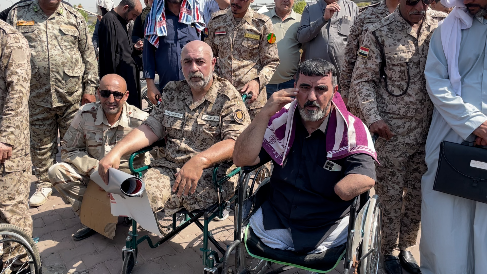 “المالية أخذت عكازنا”.. جرحى الجيش يطوقون أسوار الوزارة بعد قطع راتب المعين