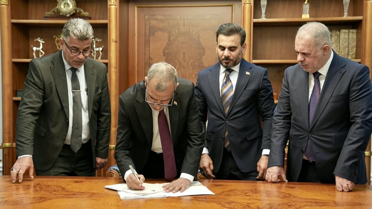 وزير التخطيط يوقع رسمياً رفع المستوى الإداري لأم قصر إلى قضاء