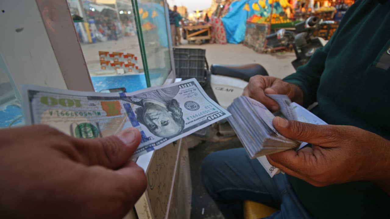 دولار العراق يلامس 155 ألفاً.. قائمة صباحية من البورصات