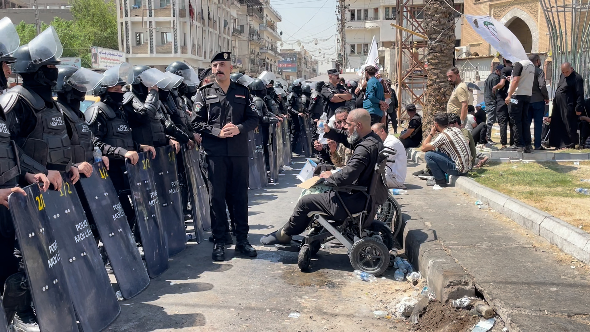 جرحى الحشد يفترشون الأرض وسط بغداد ويطالبون بحق الجمع بين راتبين