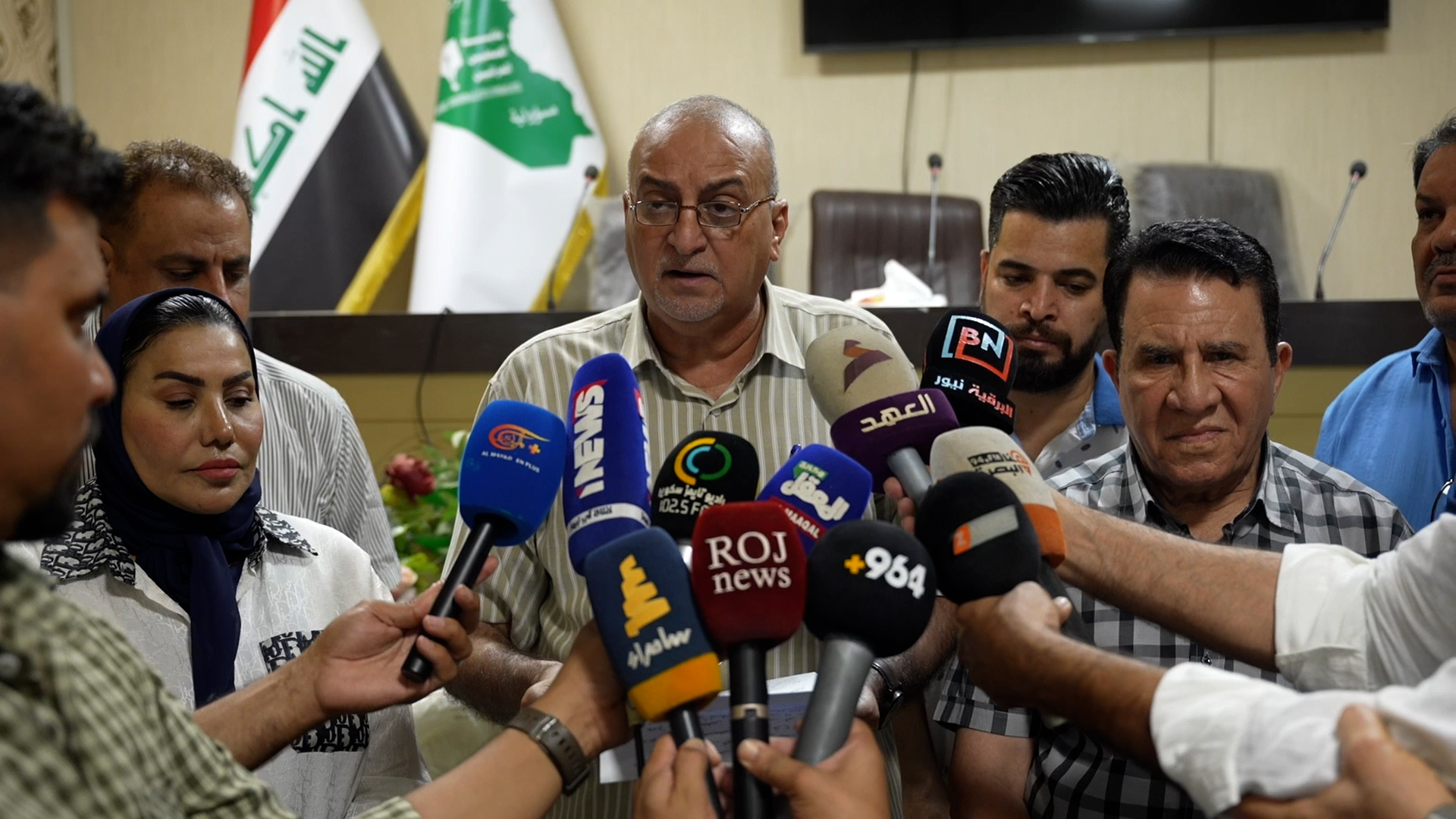 “وجهت لنا دعوة ثم منعونا”.. صحفيو البصرة غاضبون من وزير النفط (فيديو)