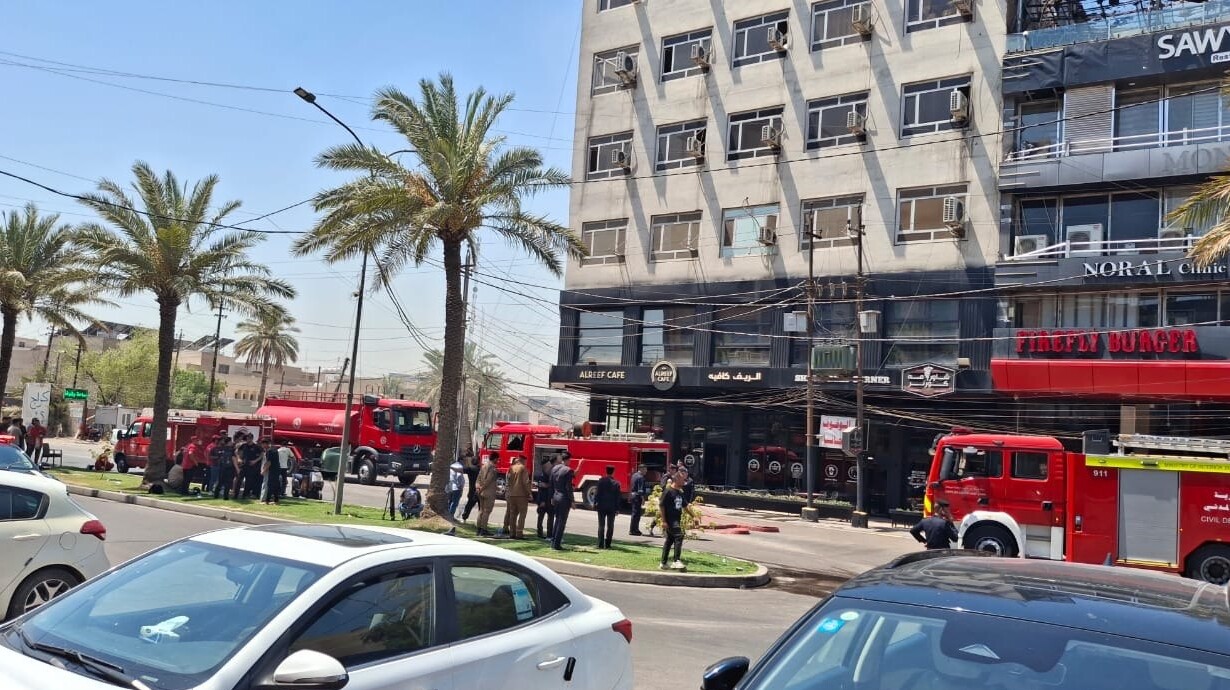 لحظة إنقاذ شخصين عالقين فوق برج الاتصالات خلال حريق بناية الكرادة