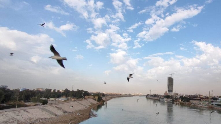 الطقس يفاجئ العراقيين بأمطار متفرقة.. والسليمانية الأبرد
