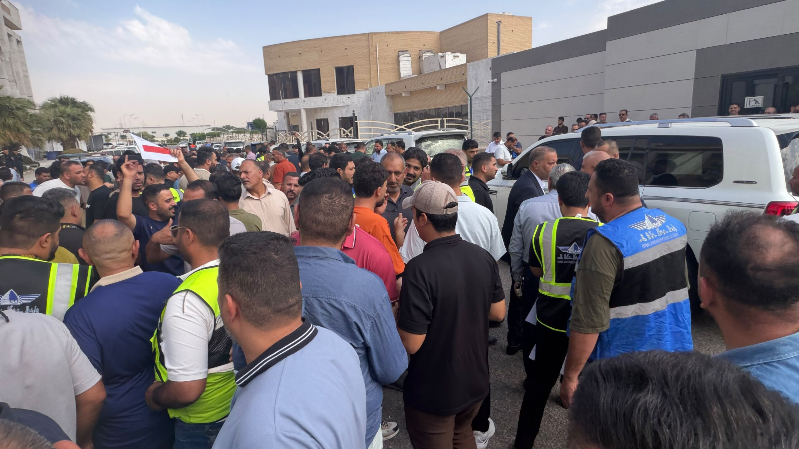 موظفو مطار النجف يحتجون بالتزامن مع عودة رحلات إيران: ثبتونا ولا تخفضوا رواتبنا