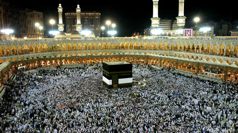 مكة والمدينة تضرب بالصواريخ مجدداً.. السعودية: الشظايا نزلت في وادي المغمس