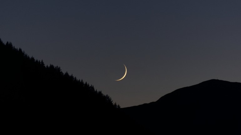 رؤية هلال شهر رمضان بالعين المجردة يوم الأربعاء.. توقعات مركز النجف الفلكي