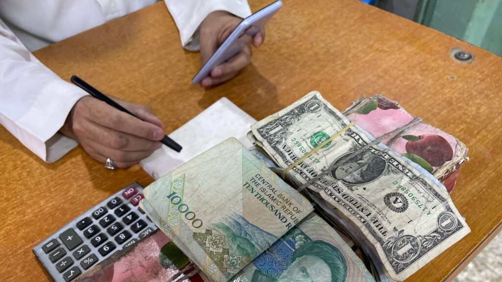 أسعار الدولار مقابل الدينار في بورصات العراق اليوم
