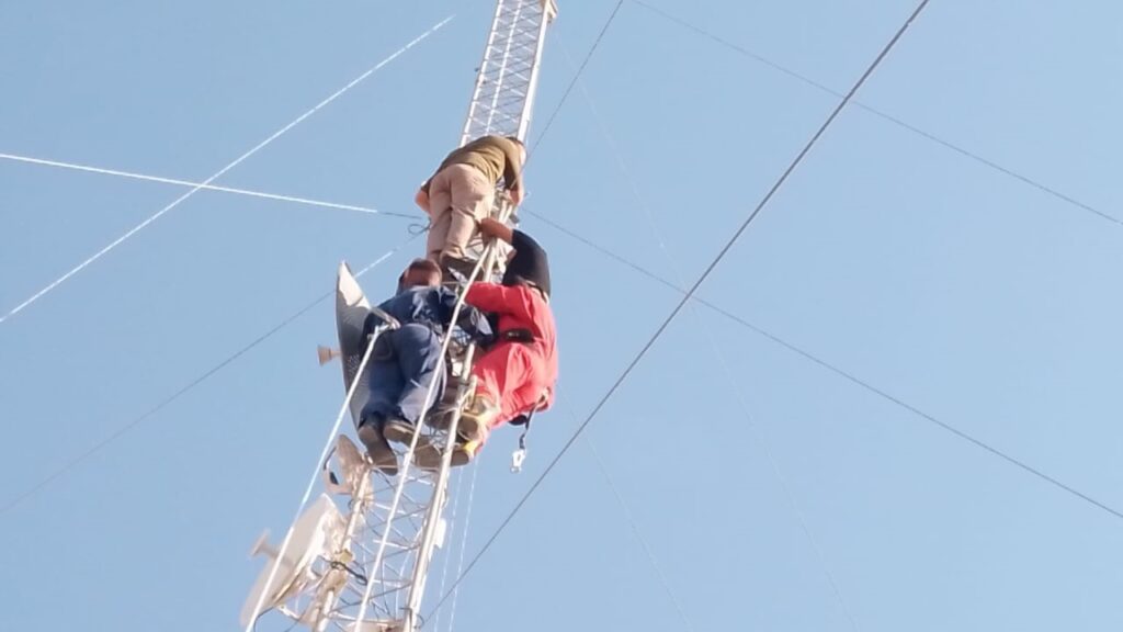 صور تحبس الأنفاس.. عامل انترنت يفقد وعيه فوق برج بارتفاع 65 متراً