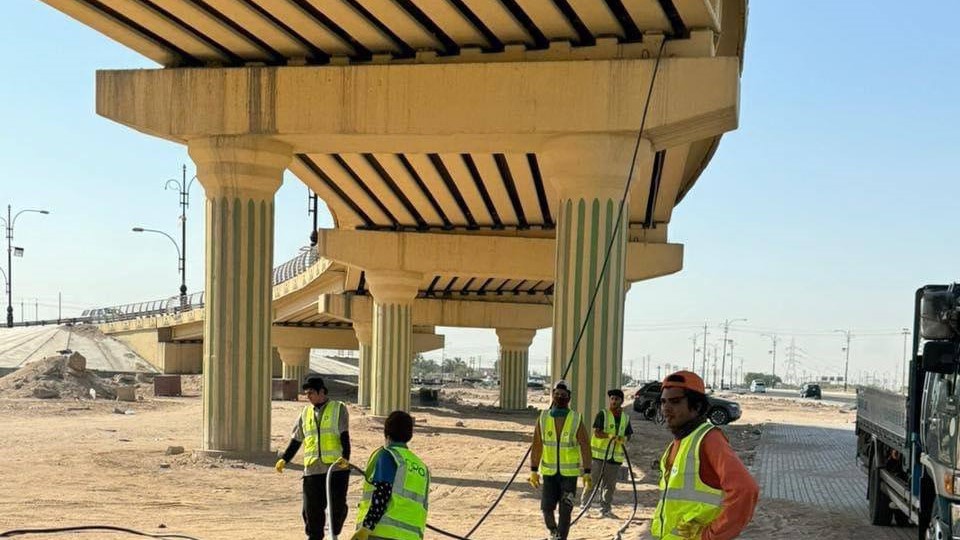 صور: شركة عبدالله عويز عادت إلى مجسر الخطوة.. إنارة وتشجير